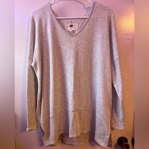 Cupio Light Gray V-Neck Sweater (L)